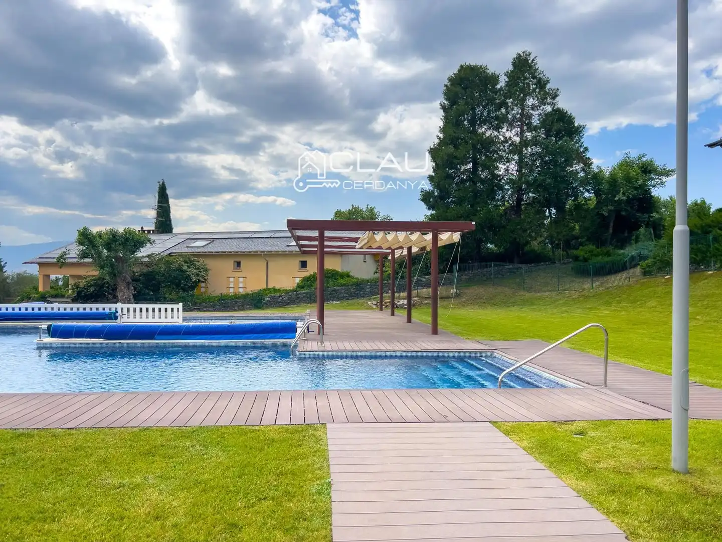 Swimming pool of Duplexes for rent in Osséja  with Heating, Parquet flooring and Terrace