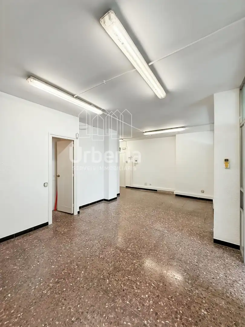 Vista exterior de Oficina de alquiler en Badalona con Aire acondicionado