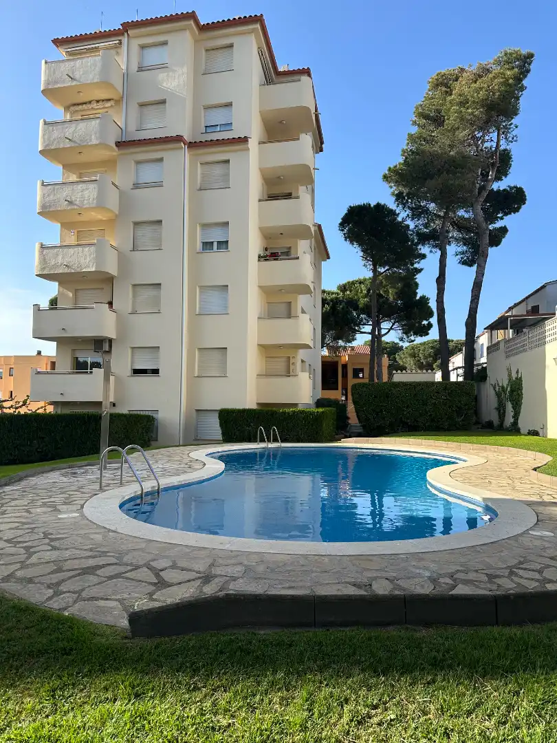 Piscina de Planta baja en venta en L'Escala con Calefacción, Terraza y Amueblado