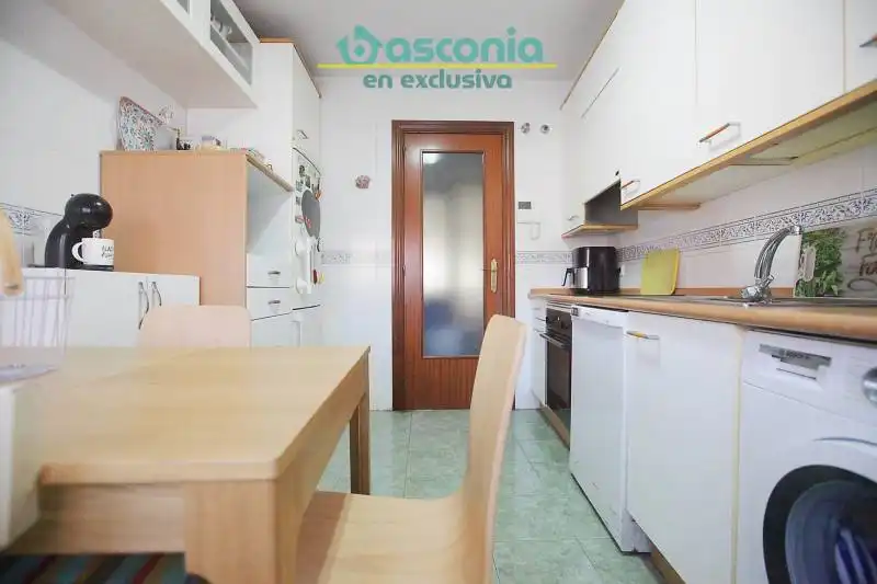 Cuina de Pis en venda en Basauri  amb Calefacció, Traster i Moblat