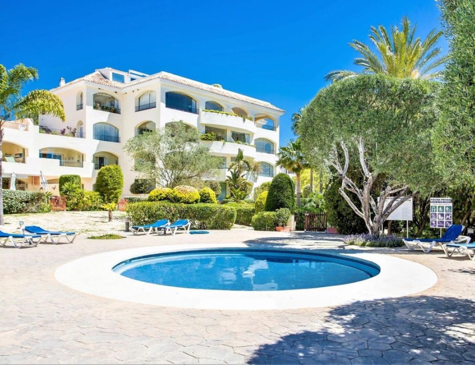 Exterior view of Flat for sale in Marbella  with Terrace, Furnished and Oven