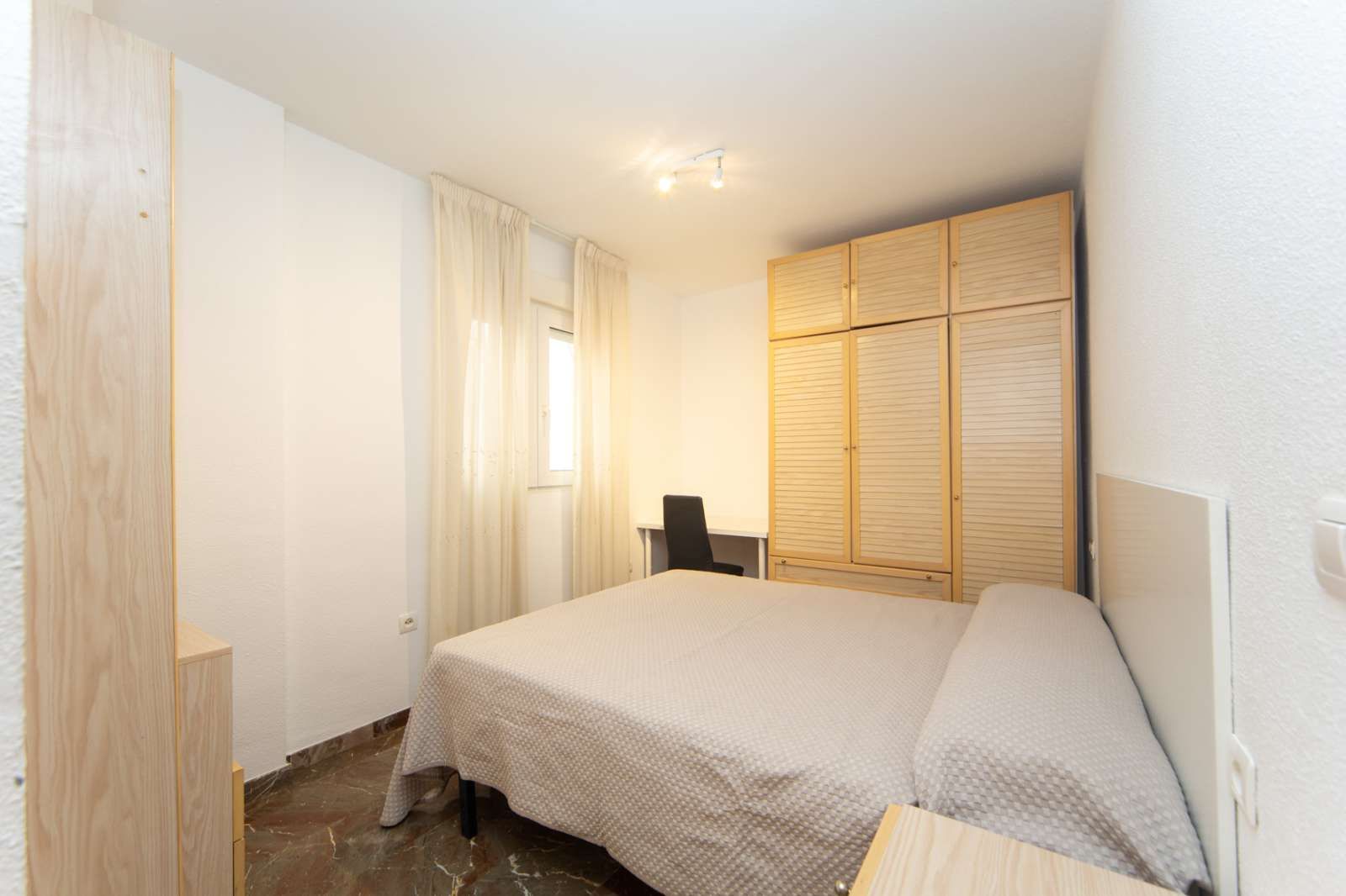 Bedroom of Flat to share in  Granada Capital  with Air Conditioner, Heating and Terrace