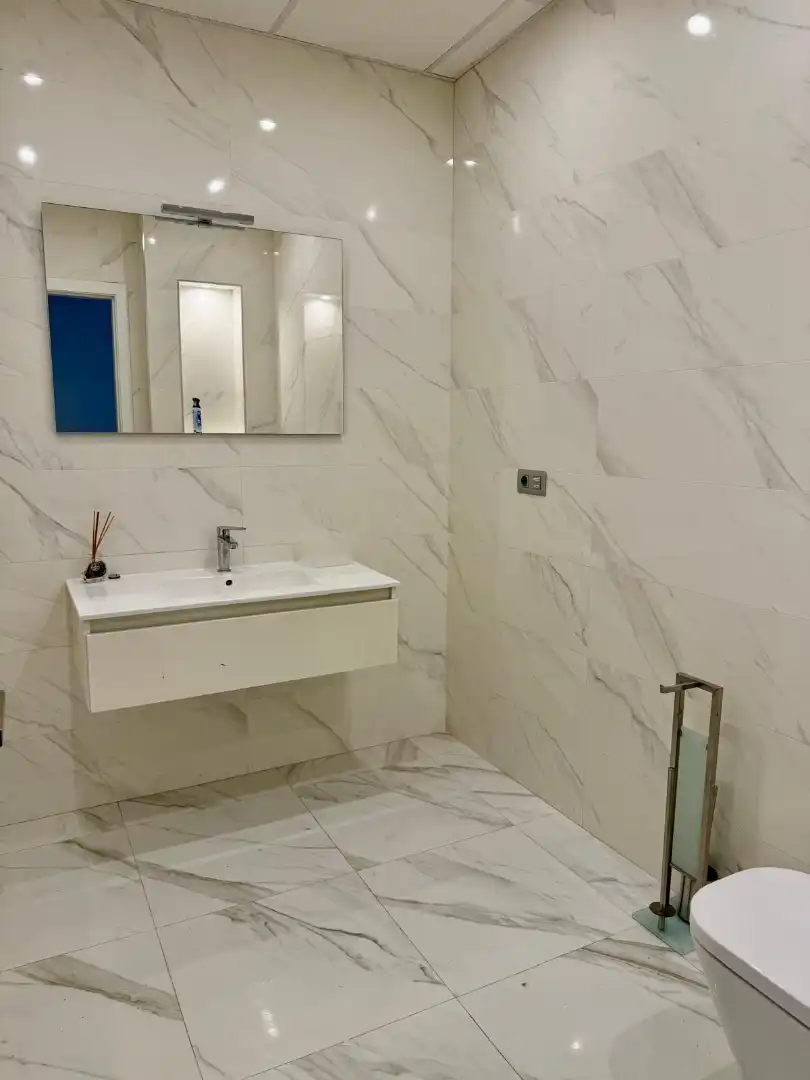 Baño de Local de alquiler en Marbella con Aire acondicionado, Terraza y Alarma