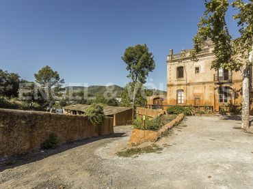 Casa rustica con balcone in vendita a Cervelló