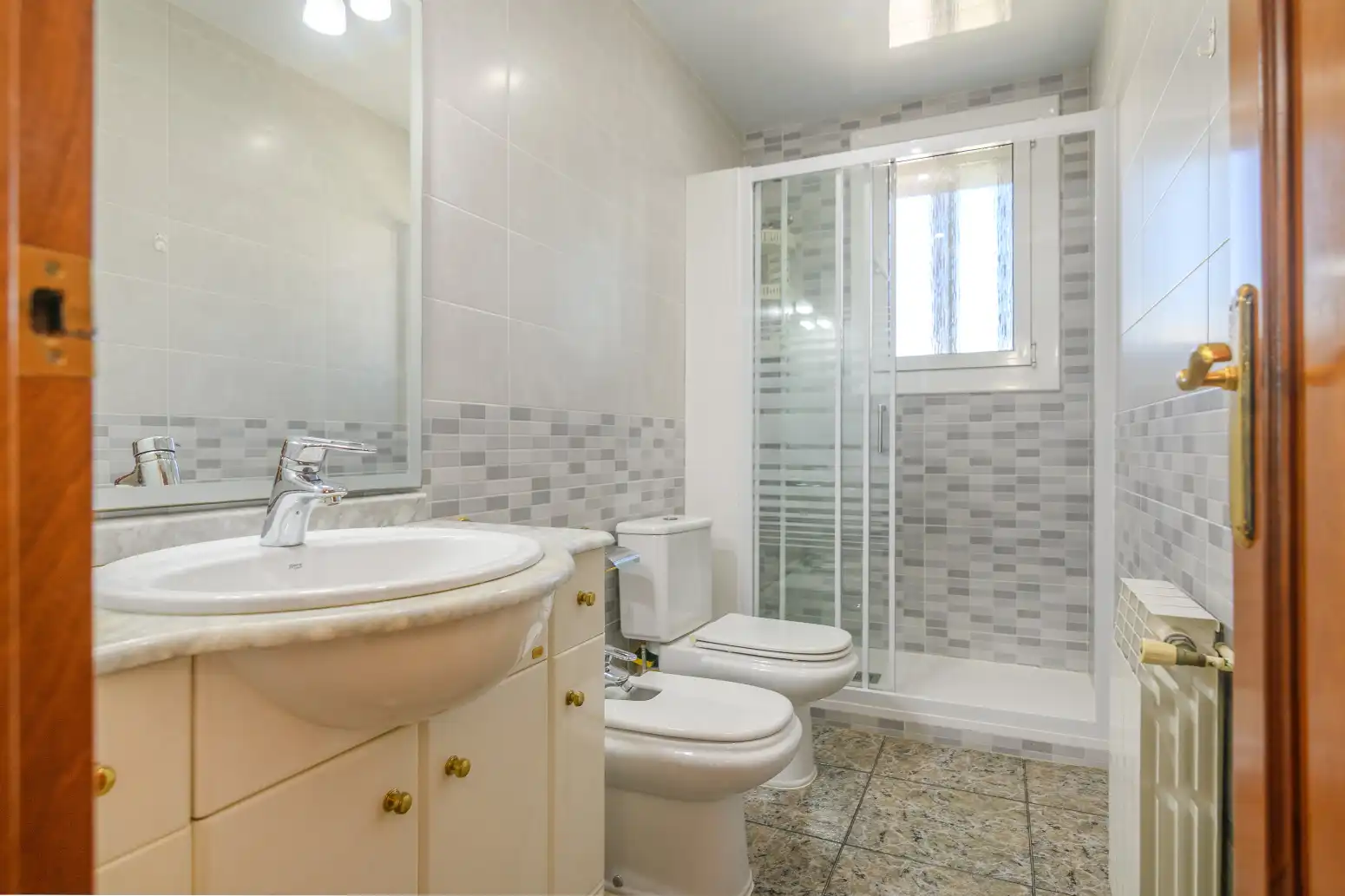 Bathroom of Flat for sale in Cornellà de Llobregat  with Air Conditioner, Heating and Storage room