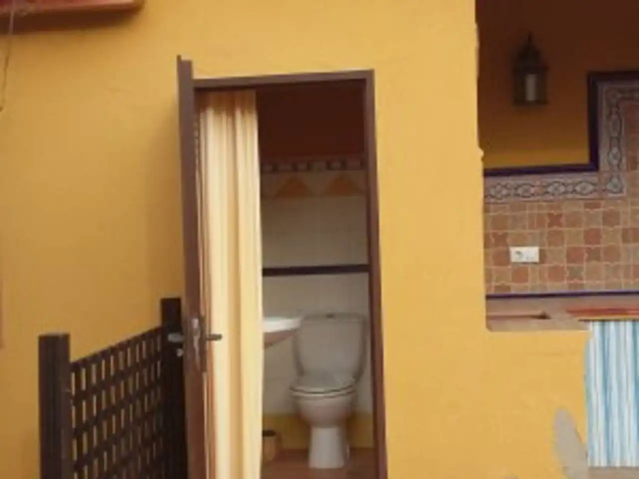 Bathroom of Houses for rent in Carmona  with Air Conditioner, Heating and Private garden