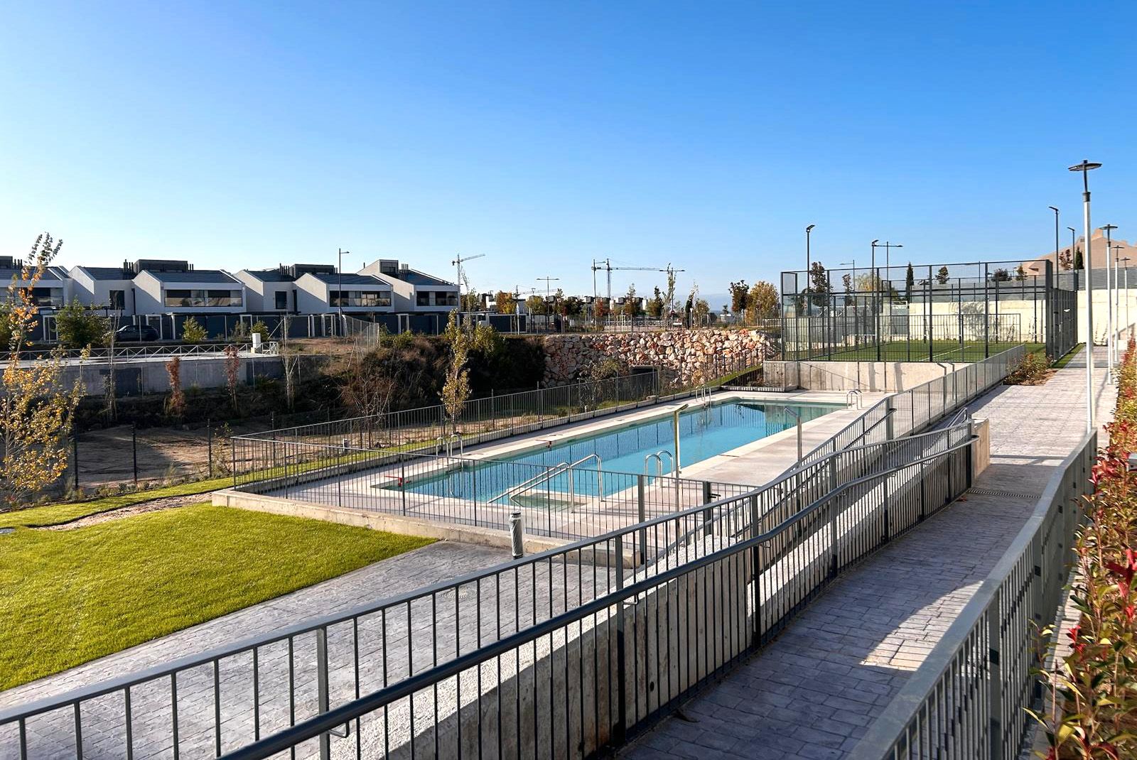 Piscina de Casa adosada de lloguer en Boadilla del Monte amb Aire condicionat, Calefacció i Jardí privat