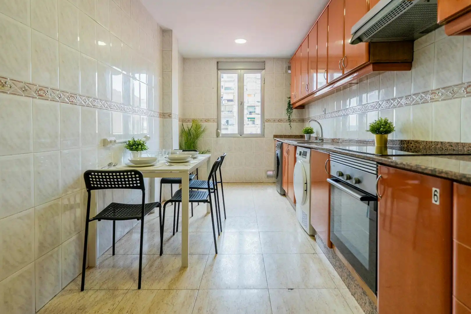 Küche von Wohnung zur untervermieten in Valencia mit Waschmaschine und Fernseher