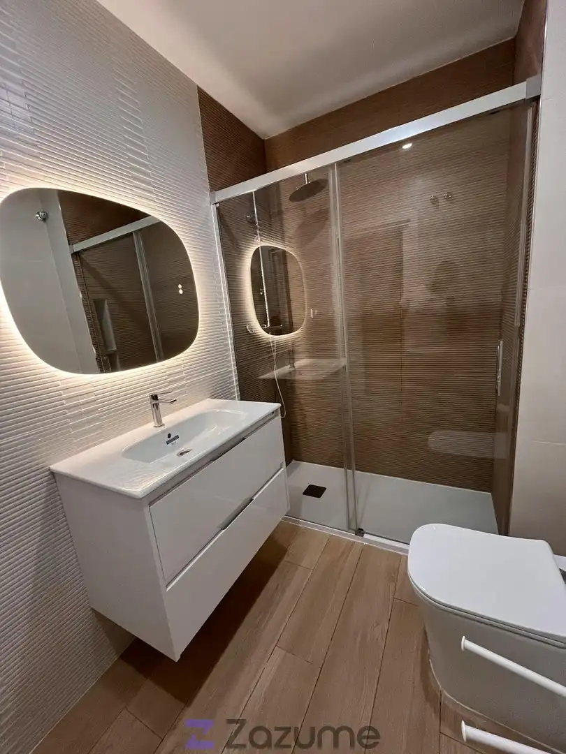 Bathroom of Flat for rent in Granada  with Air Conditioner, Heating and Washing machine