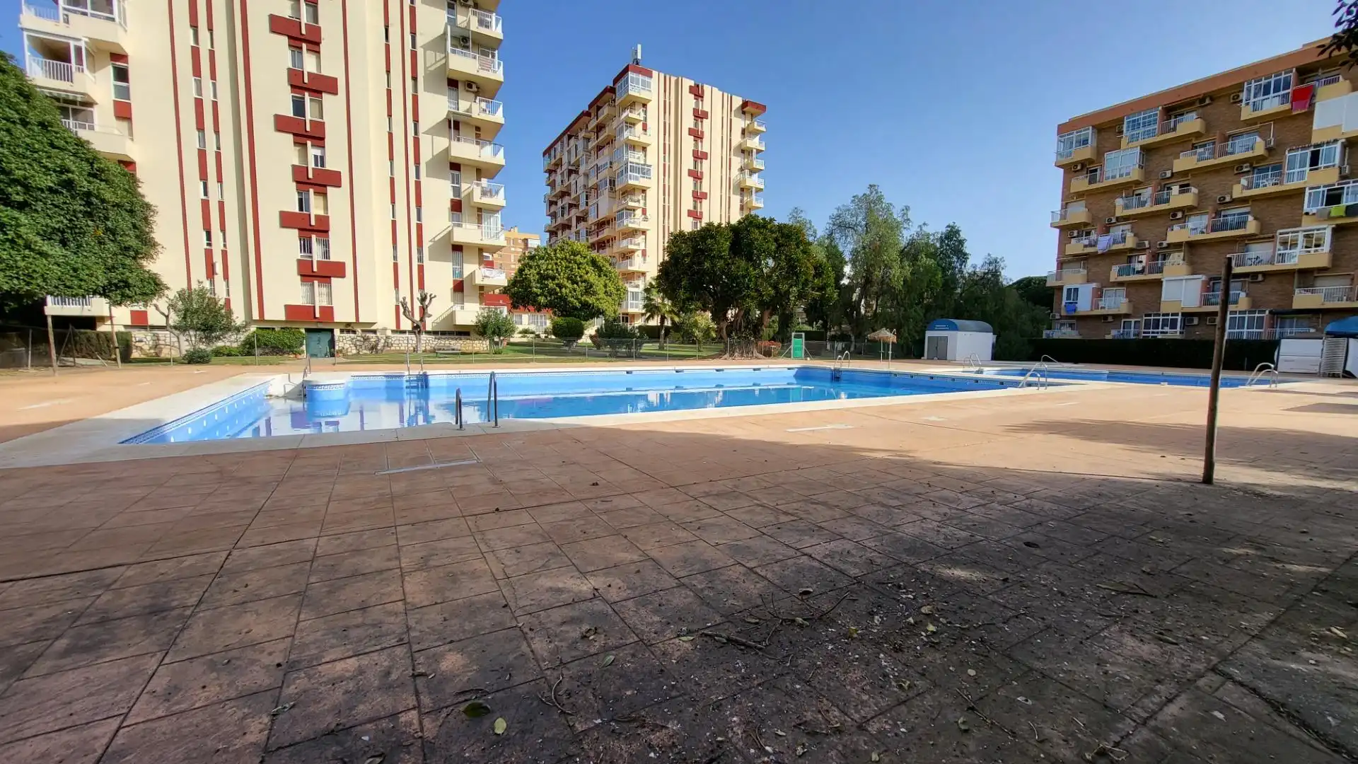 Schwimmbecken von Wohnung zum Verkauf in Benalmádena mit Klimaanlage, Privatgarten und Möbliert