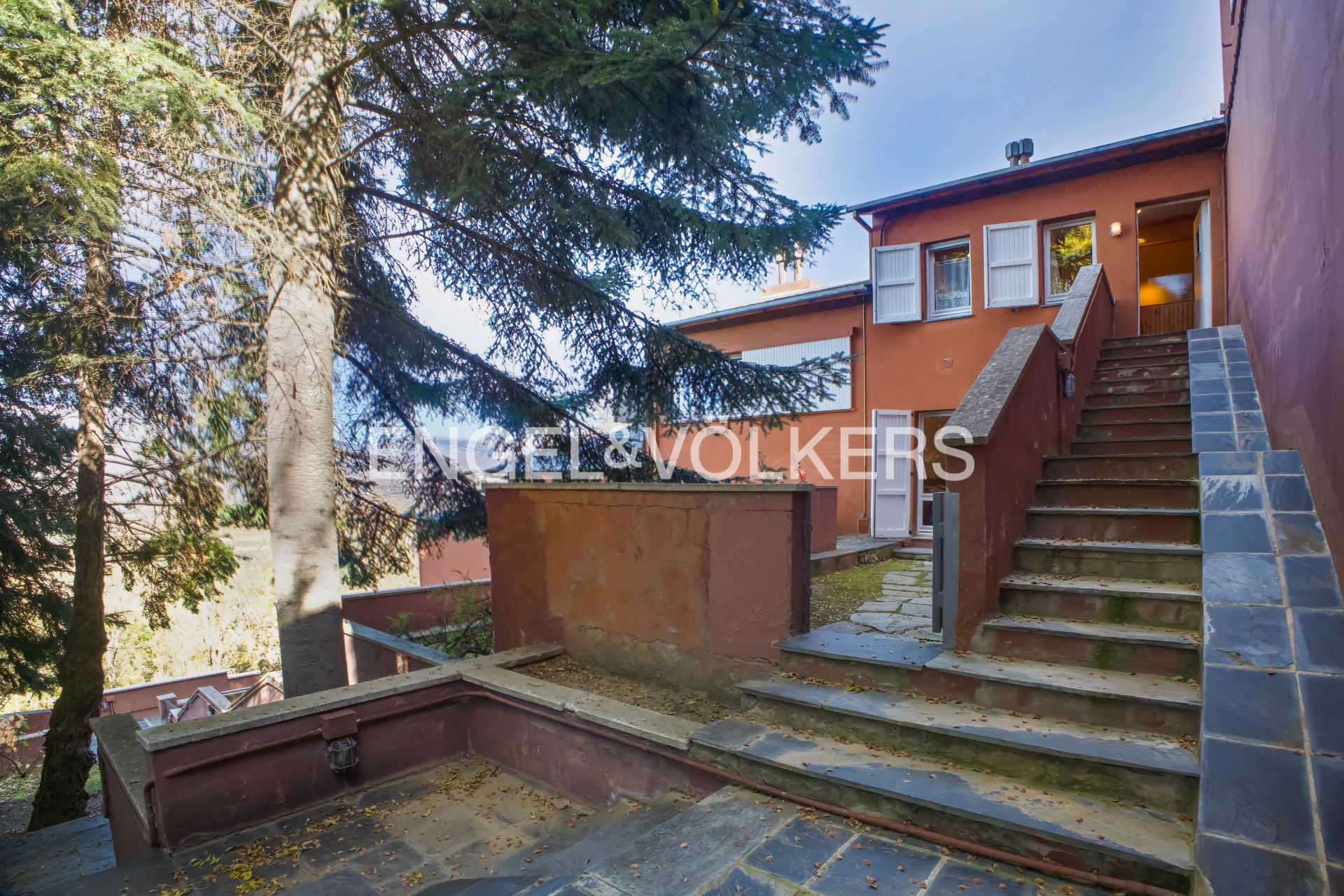 Vista exterior de Casa adosada en venda en Alp amb Calefacció, Jardí privat i Terrassa