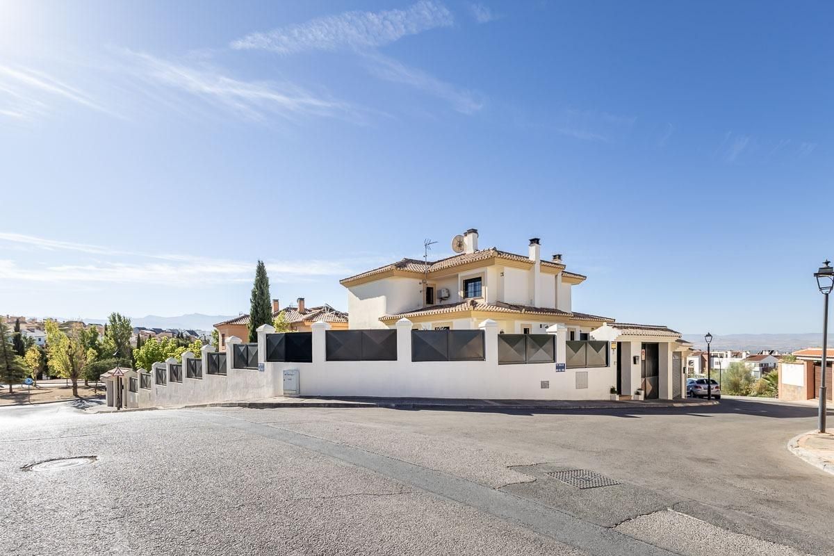 Vista exterior de Casa o xalet en venda en Albolote amb Aire condicionat, Calefacció i Jardí privat