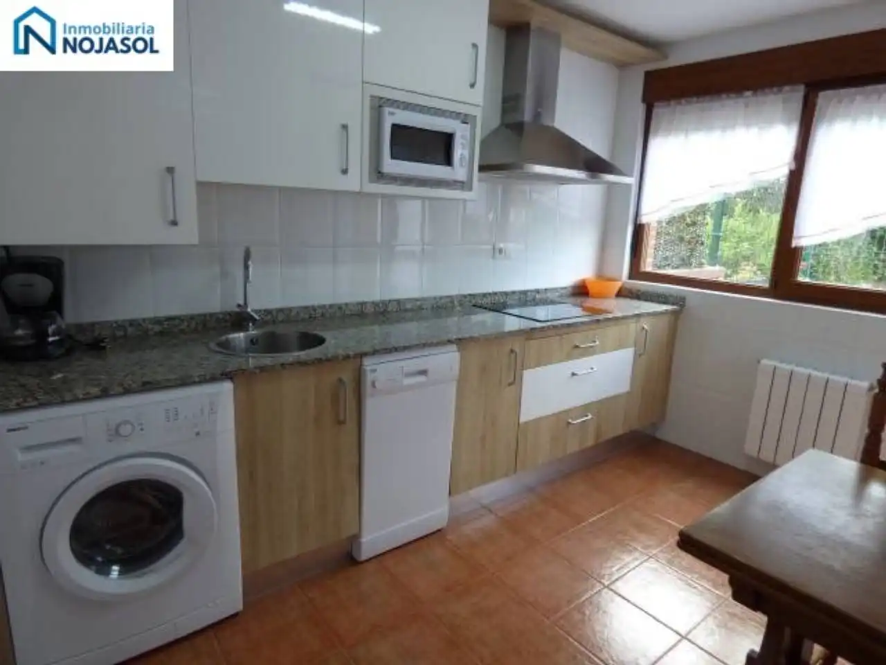 Küche von Einfamilien-Reihenhaus zum Verkauf in Bareyo mit Heizung, Terrasse und Möbliert