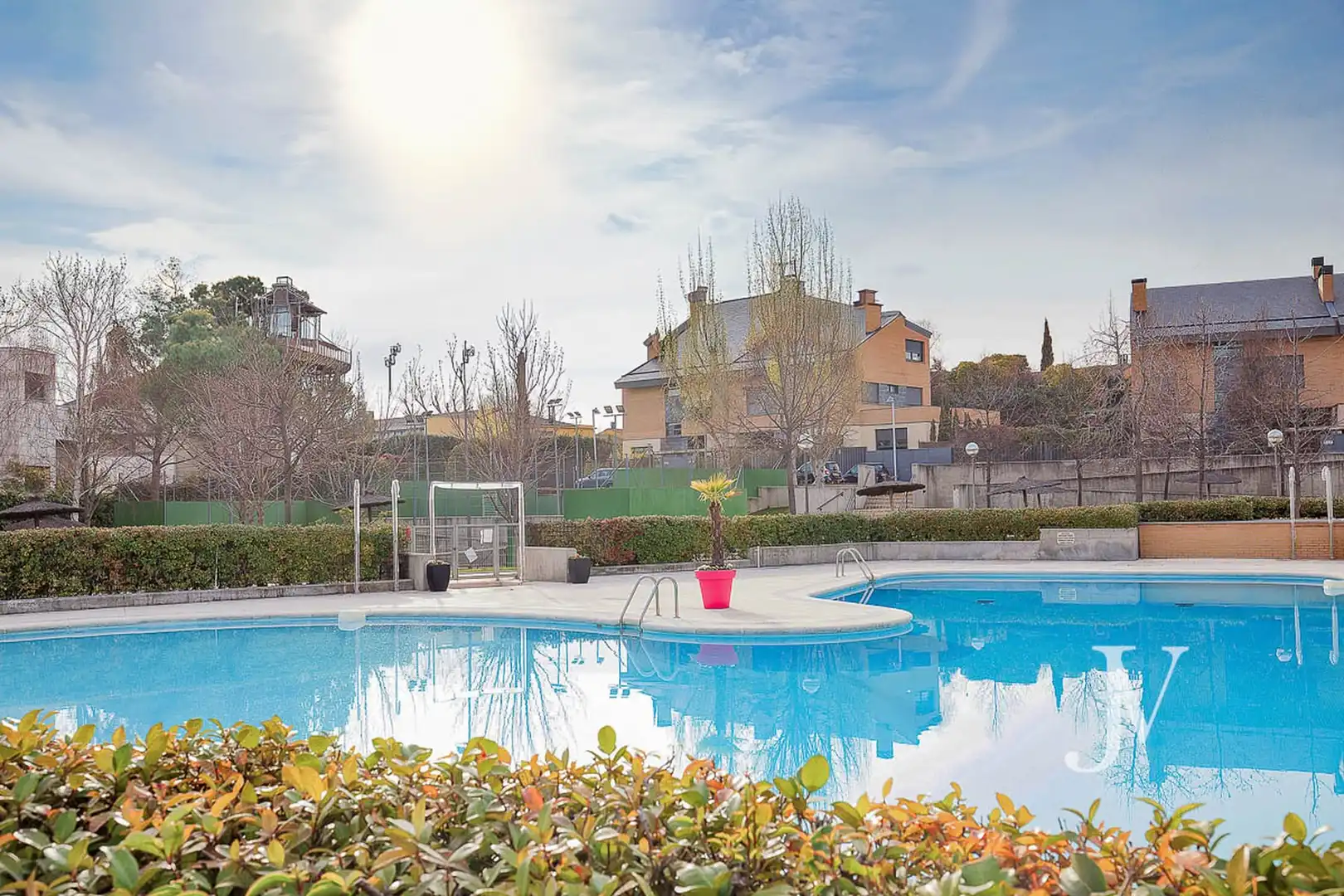 Schwimmbecken von Einfamilien-Reihenhaus zur Miete in La Moraleja mit Klimaanlage, Heizung und Privatgarten