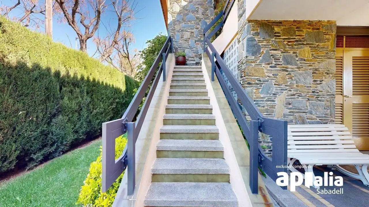 Vista exterior de Casa o xalet en venda en Barberà del Vallès amb Calefacció, Jardí privat i Terrassa