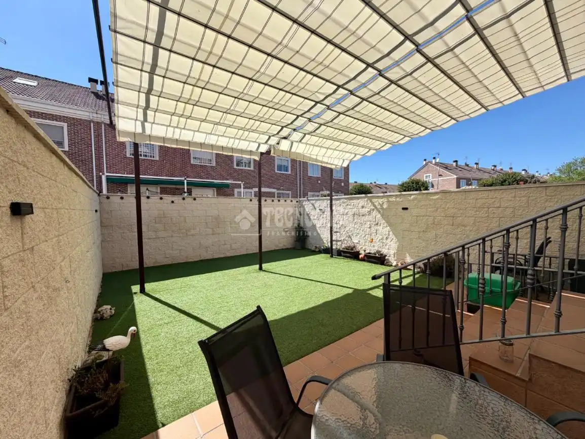 Terrasse von Einfamilien-Reihenhaus zum Verkauf in Azuqueca de Henares mit Klimaanlage und Heizung