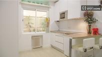 Kitchen of Flat to rent in  Madrid Capital  with Air Conditioner, Heating and Furnished