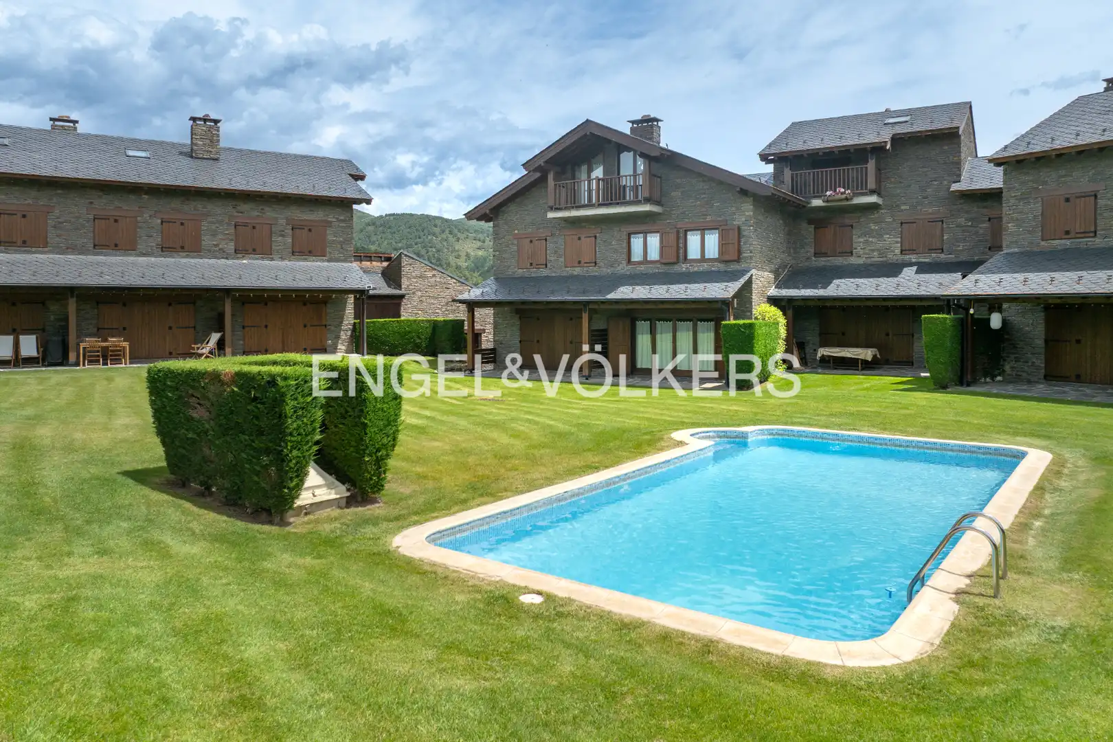 Vista exterior de Casa adosada en venda en Bellver de Cerdanya amb Calefacció, Parquet i Terrassa