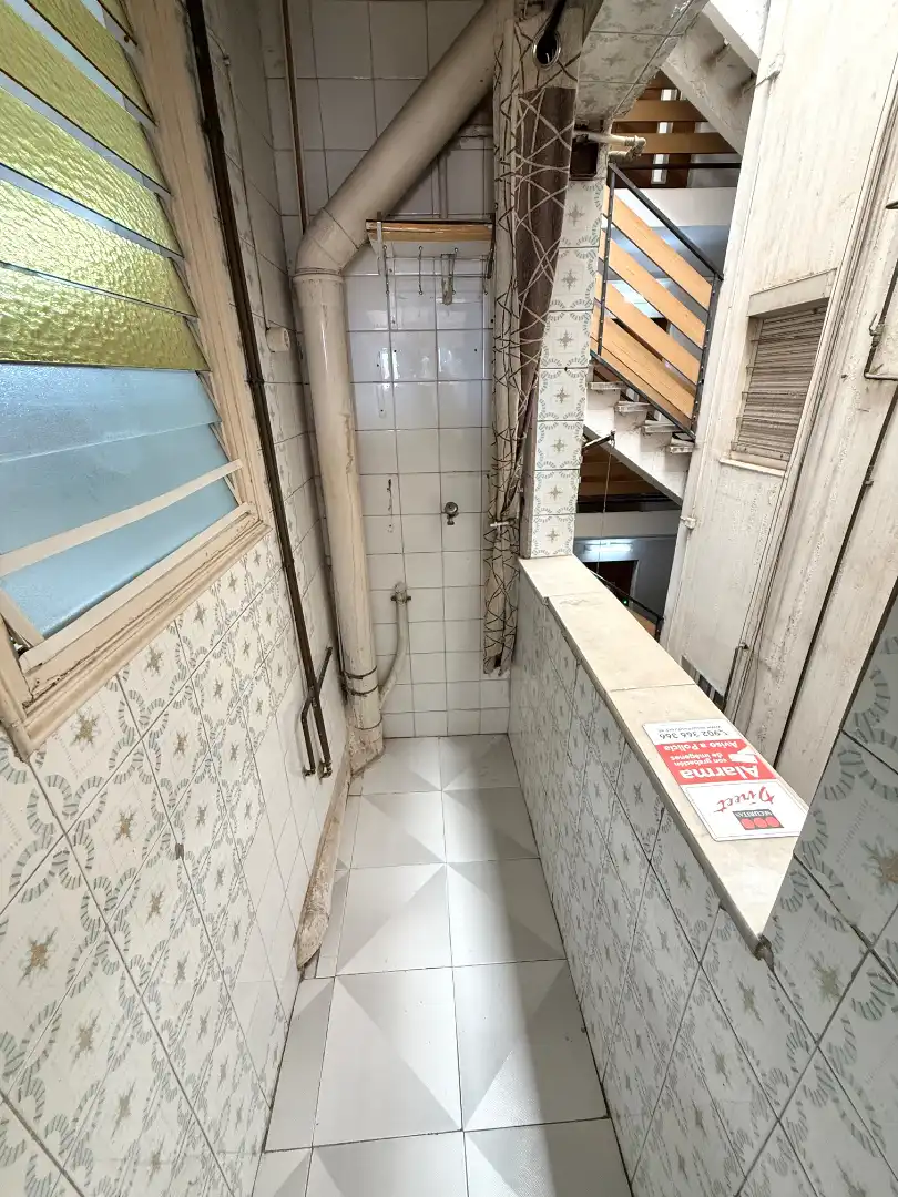 Baño de Ático en venta en Barcelona con Terraza y Horno