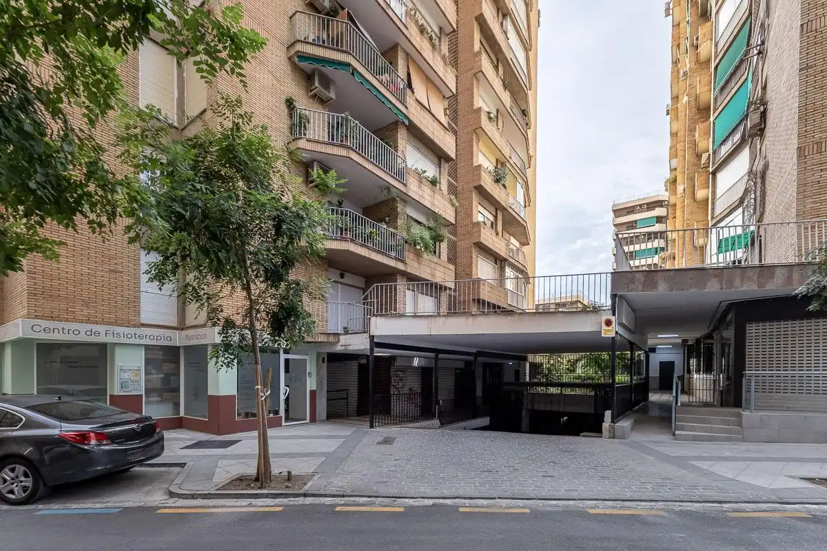 Vista exterior de Pis de lloguer en Granada amb Calefacció i Balcó