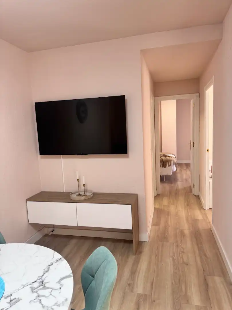 Sala d'estar de Pis de lloguer en Torrevieja amb Aire condicionat, Terrassa i Moblat