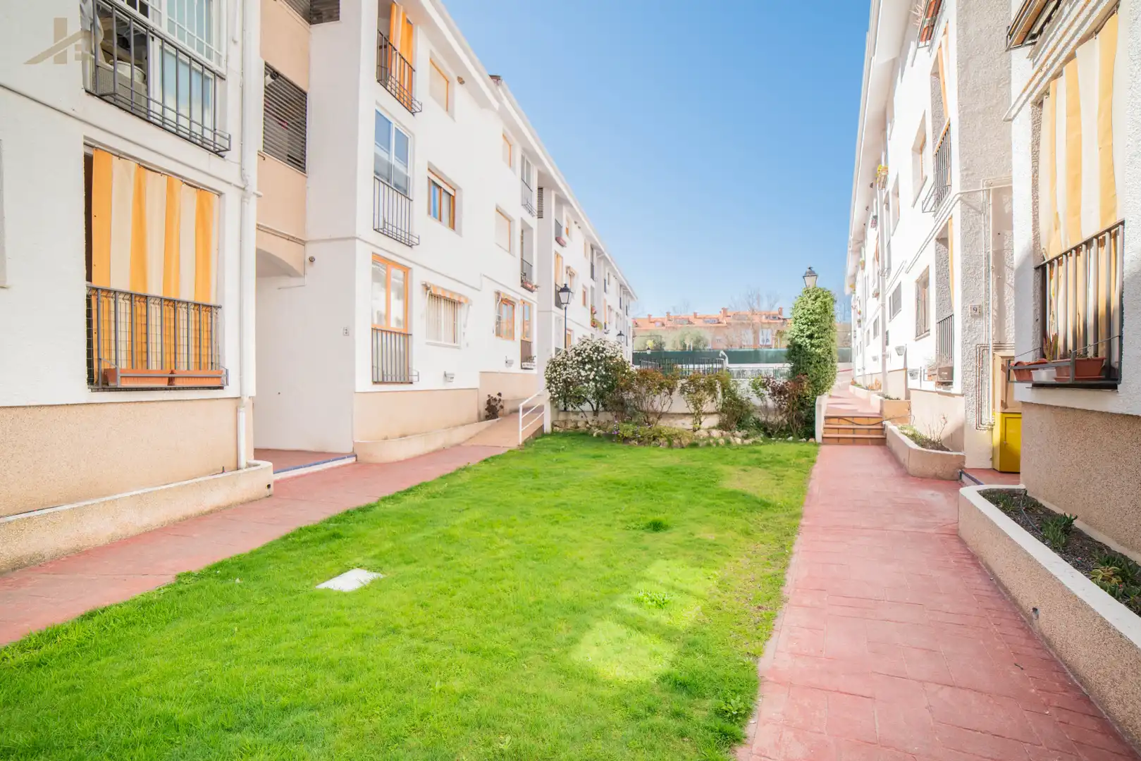 Vista exterior de Pis en venda en Sevilla la Nueva amb Calefacció i Terrassa