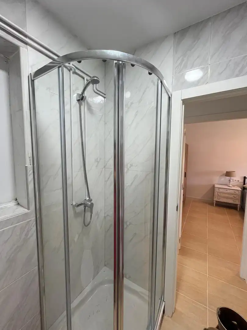 Badezimmer von Wohnung zur Miete in Córdoba mit Klimaanlage und Möbliert