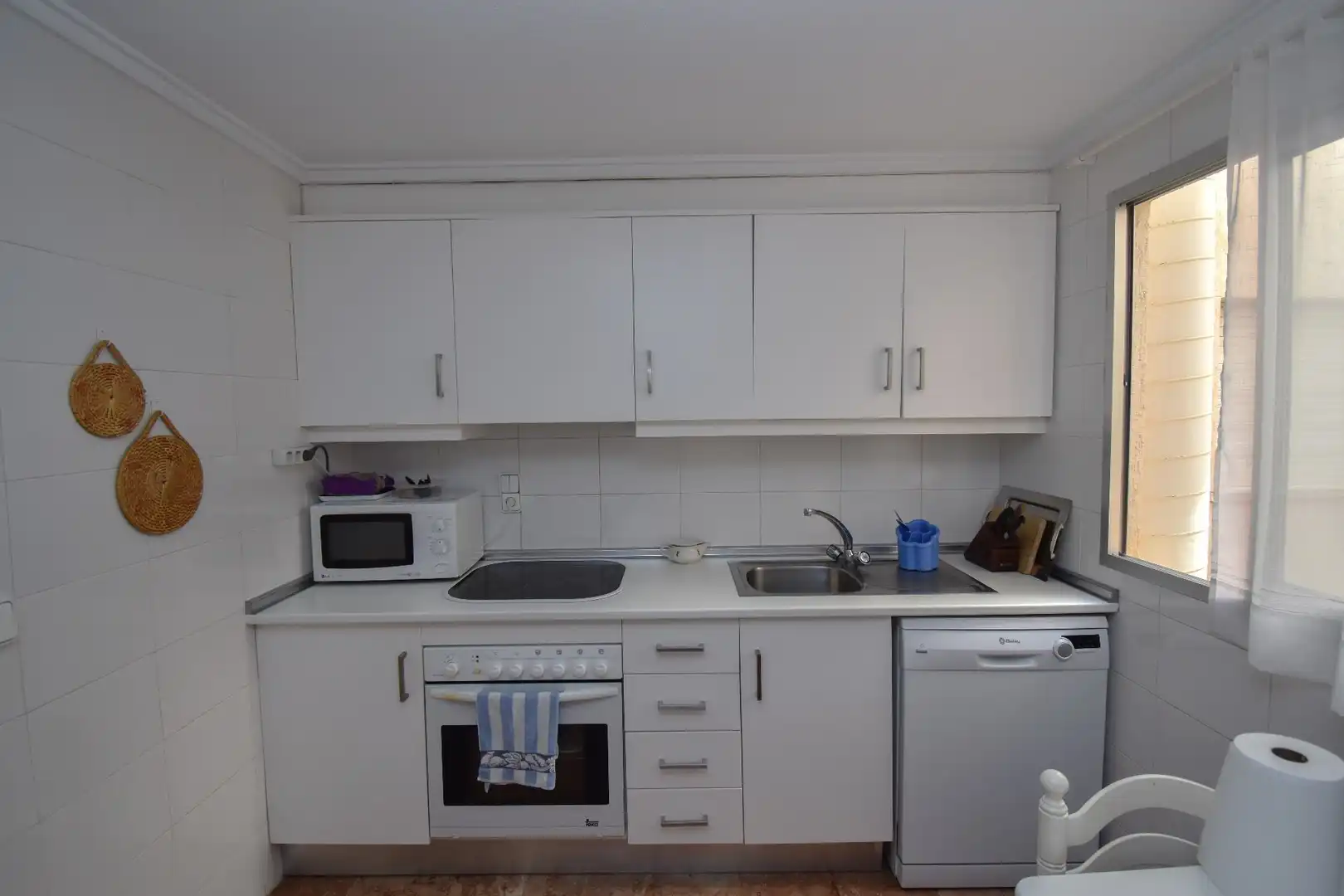 Cuina de Apartament de lloguer en Santa Pola amb Aire condicionat, Calefacció i Terrassa