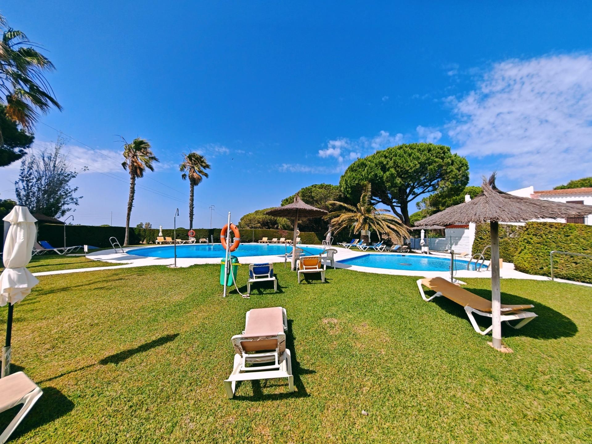 Piscina de Casa adosada en venda en Chiclana de la Frontera amb Aire condicionat, Calefacció i Jardí privat