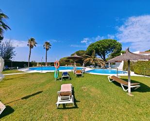 Piscina de Casa adosada en venda en Chiclana de la Frontera amb Aire condicionat, Calefacció i Jardí privat