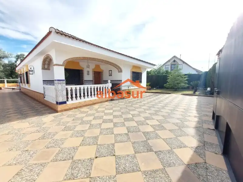 Vista exterior de Casa o xalet en venda en Córdoba amb Aire condicionat, Calefacció i Jardí privat