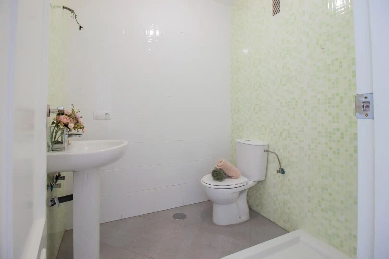 Bathroom of Duplexes for sale in Tomares  with Air Conditioner, Terrace and Balcony