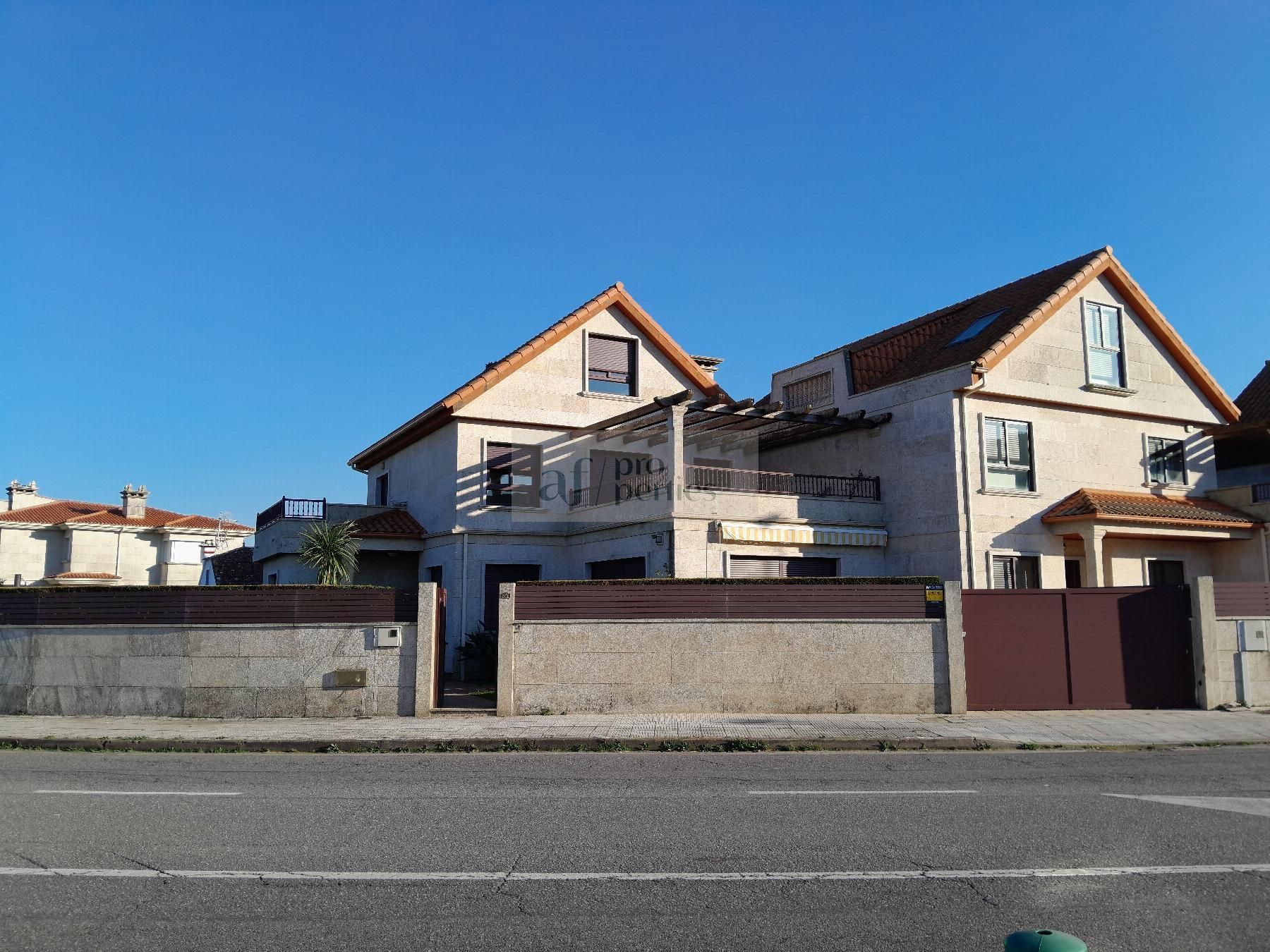Vista exterior de Casa o xalet en venda en Baiona amb Calefacció, Parquet i Terrassa