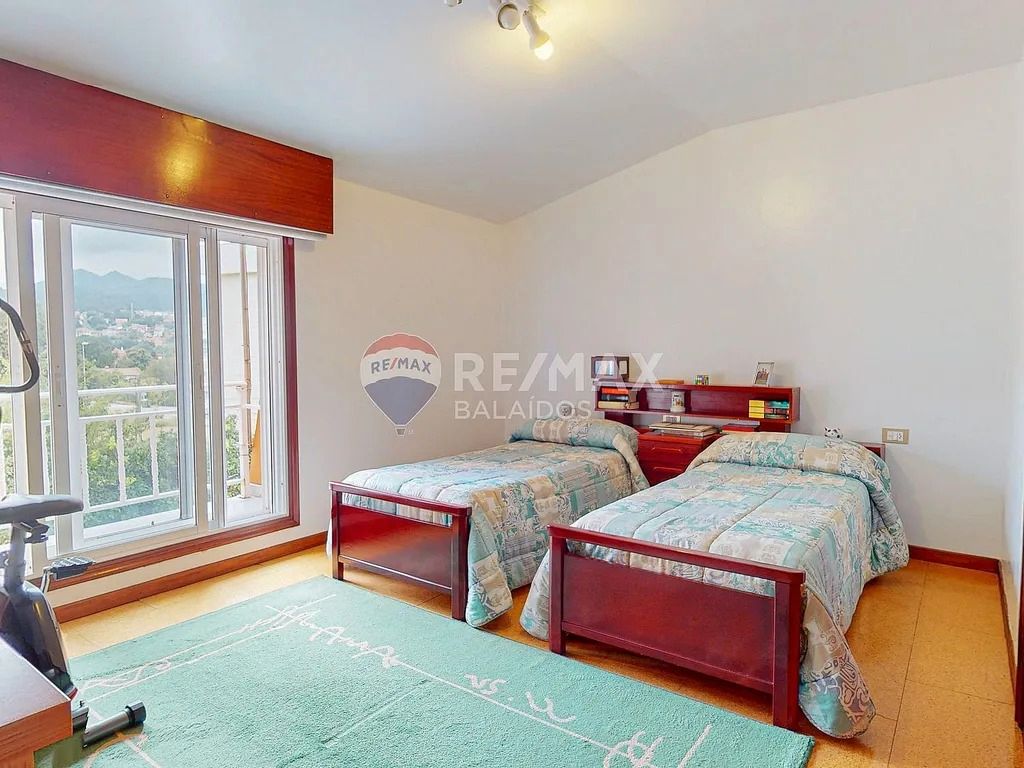 Dormitori de Casa adosada en venda en Vigo  amb Calefacció, Jardí privat i Parquet