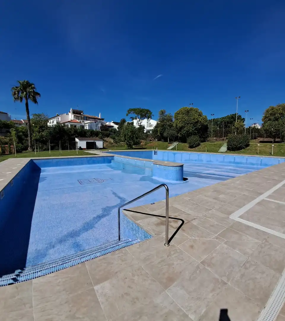 Piscina de Casa adosada de lloguer en Tomares amb Aire condicionat i Piscina