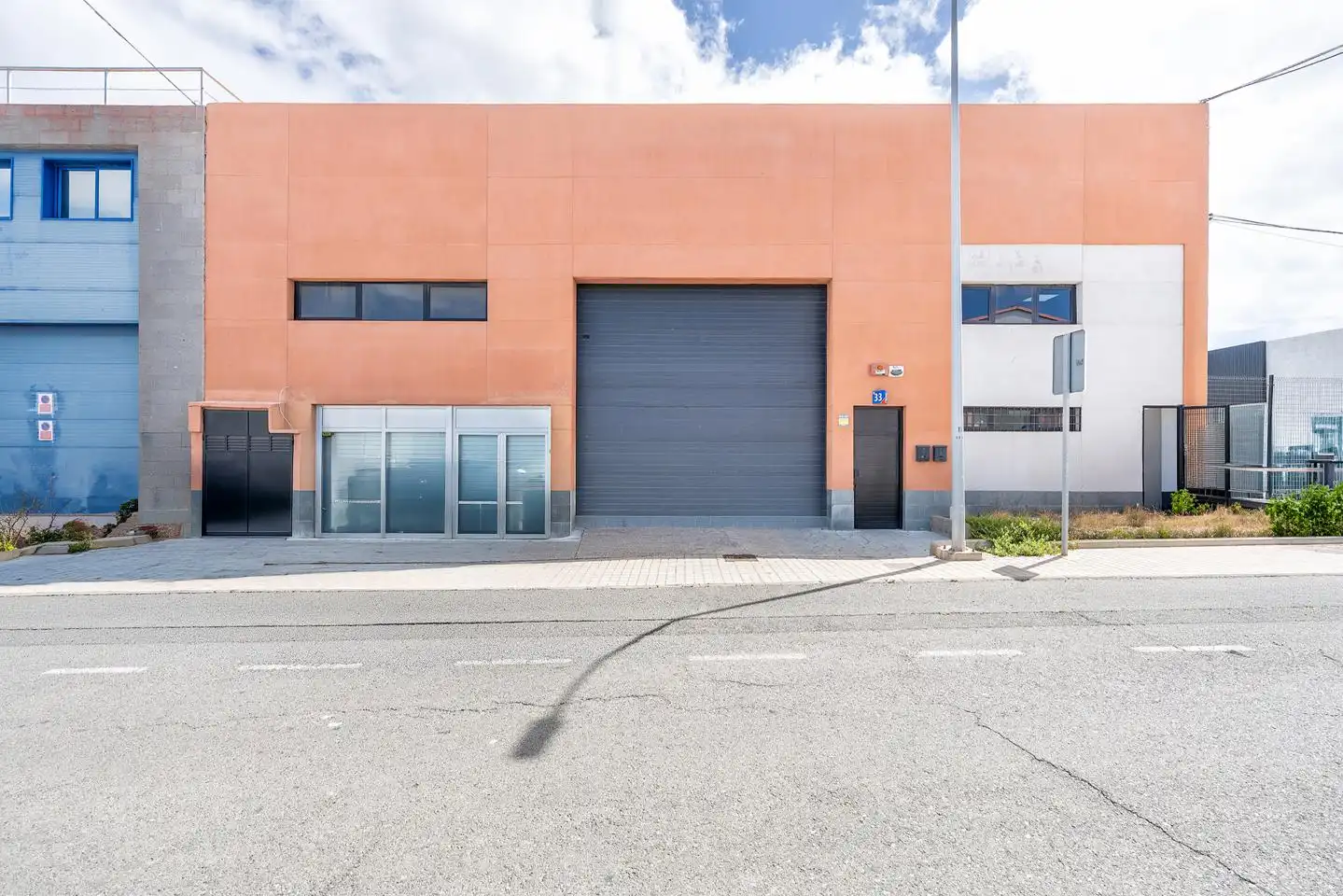 Industrial building to rent in Calle de los Peregrinos 33