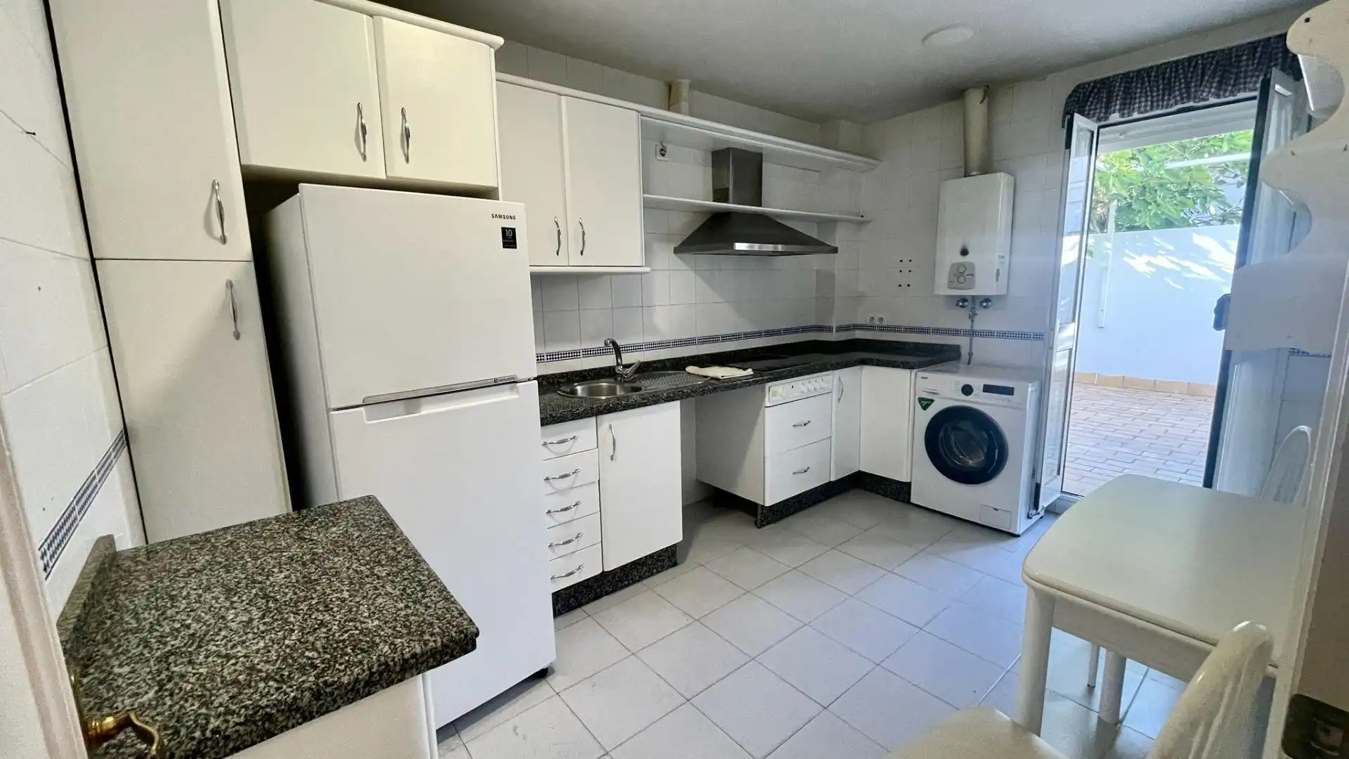 Cocina de Casa adosada en venta en Gines con Aire acondicionado