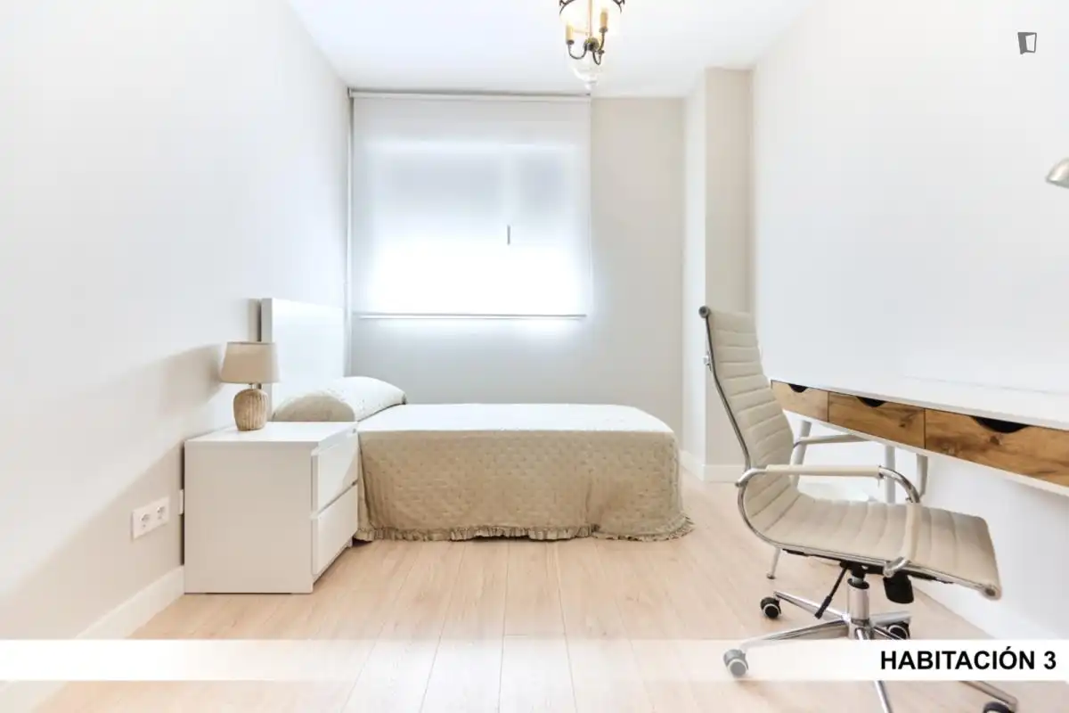 Dormitori de Apartament per a compartir en Dos Hermanas amb Aire condicionat, Calefacció i Moblat