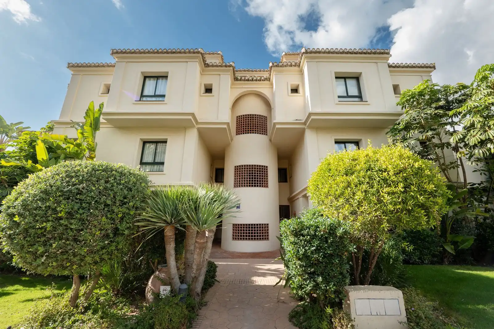 Außenansicht von Wohnung zur Miete in Benahavís mit Klimaanlage, Privatgarten und Terrasse