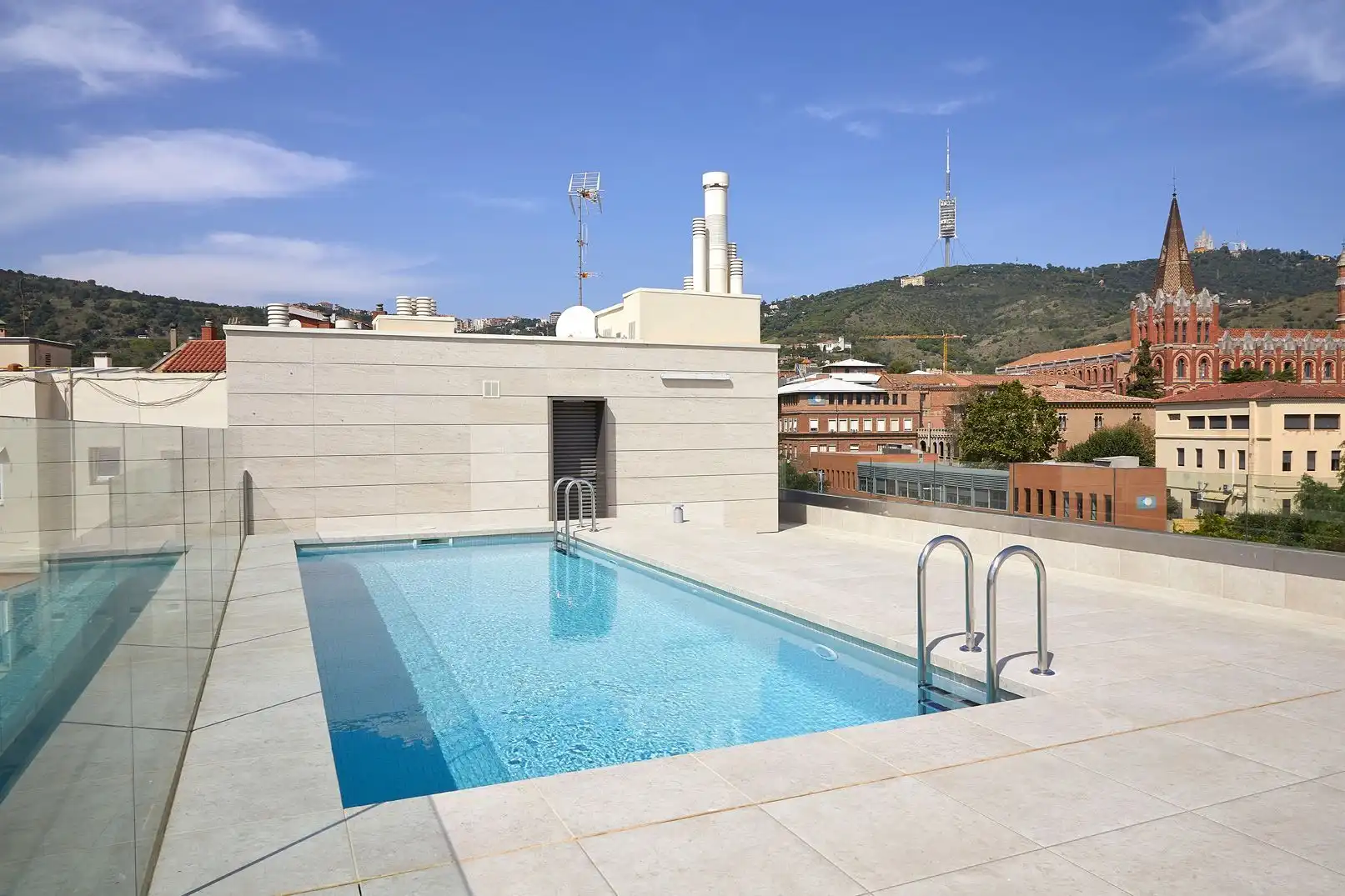 Piscina de Pis de lloguer en Barcelona amb Aire condicionat, Calefacció i Jardí privat