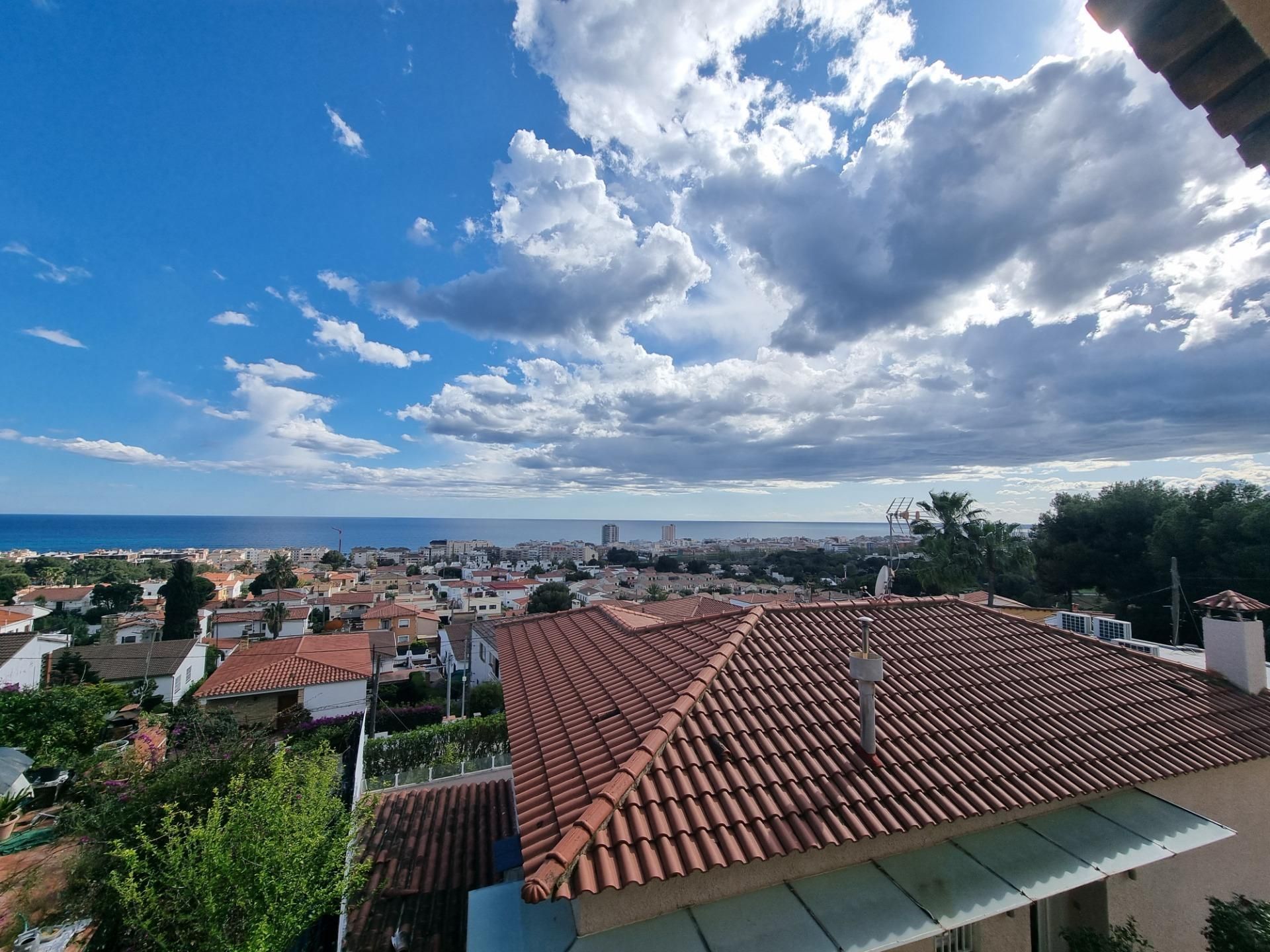 Vista exterior de Casa o xalet en venda en Calafell amb Aire condicionat, Calefacció i Jardí privat