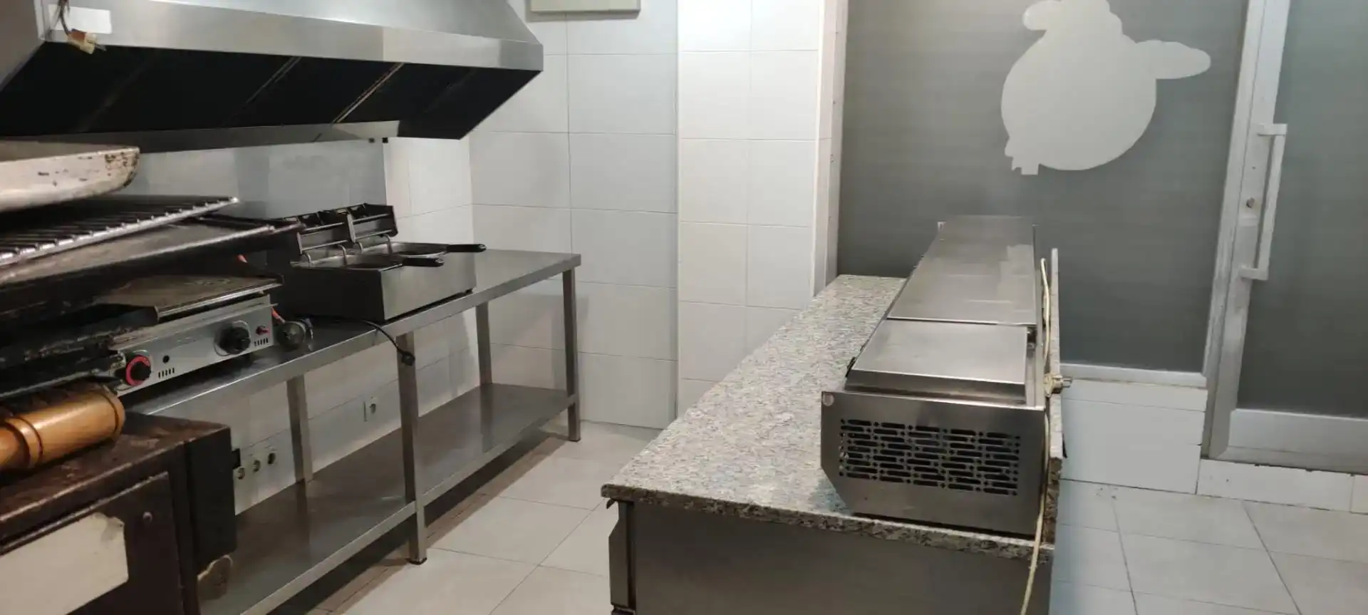 Cuina de Local de lloguer en Portugalete amb Aire condicionat