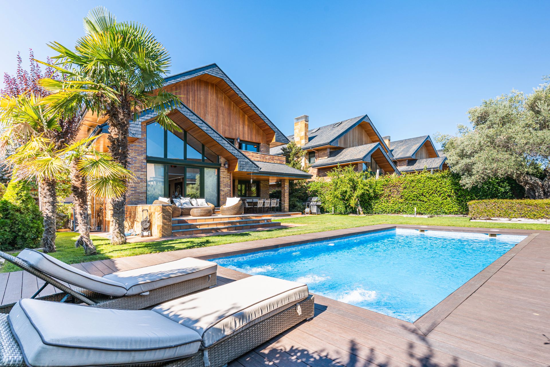 Vista exterior de Casa o xalet en venda en Las Rozas de Madrid amb Aire condicionat, Calefacció i Jardí privat