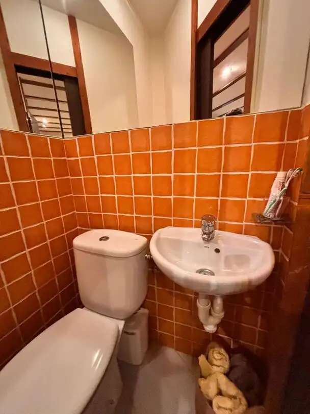 Badezimmer von Einfamilien-Reihenhaus zum Verkauf in Sopela mit Heizung, Privatgarten und Terrasse