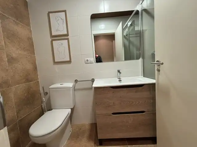 Baño de Piso de alquiler en  Pamplona / Iruña con Calefacción, Parquet y Amueblado