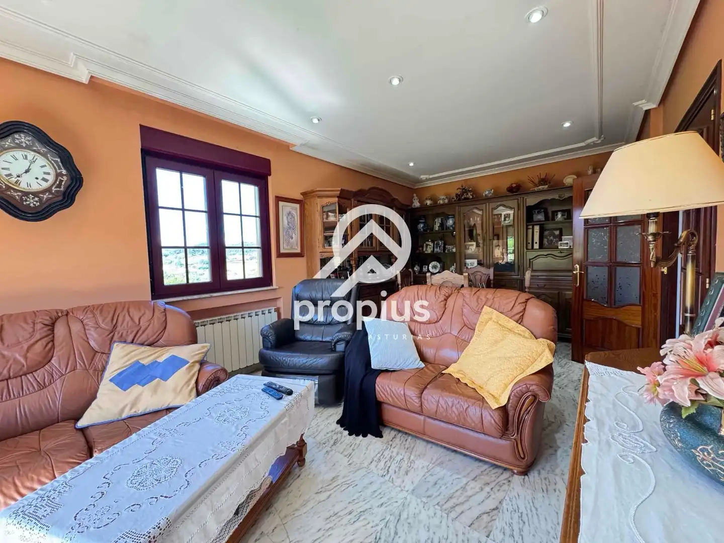Sala de estar de Casa o chalet en venta en Avilés con Calefacción, Jardín privado y Parquet