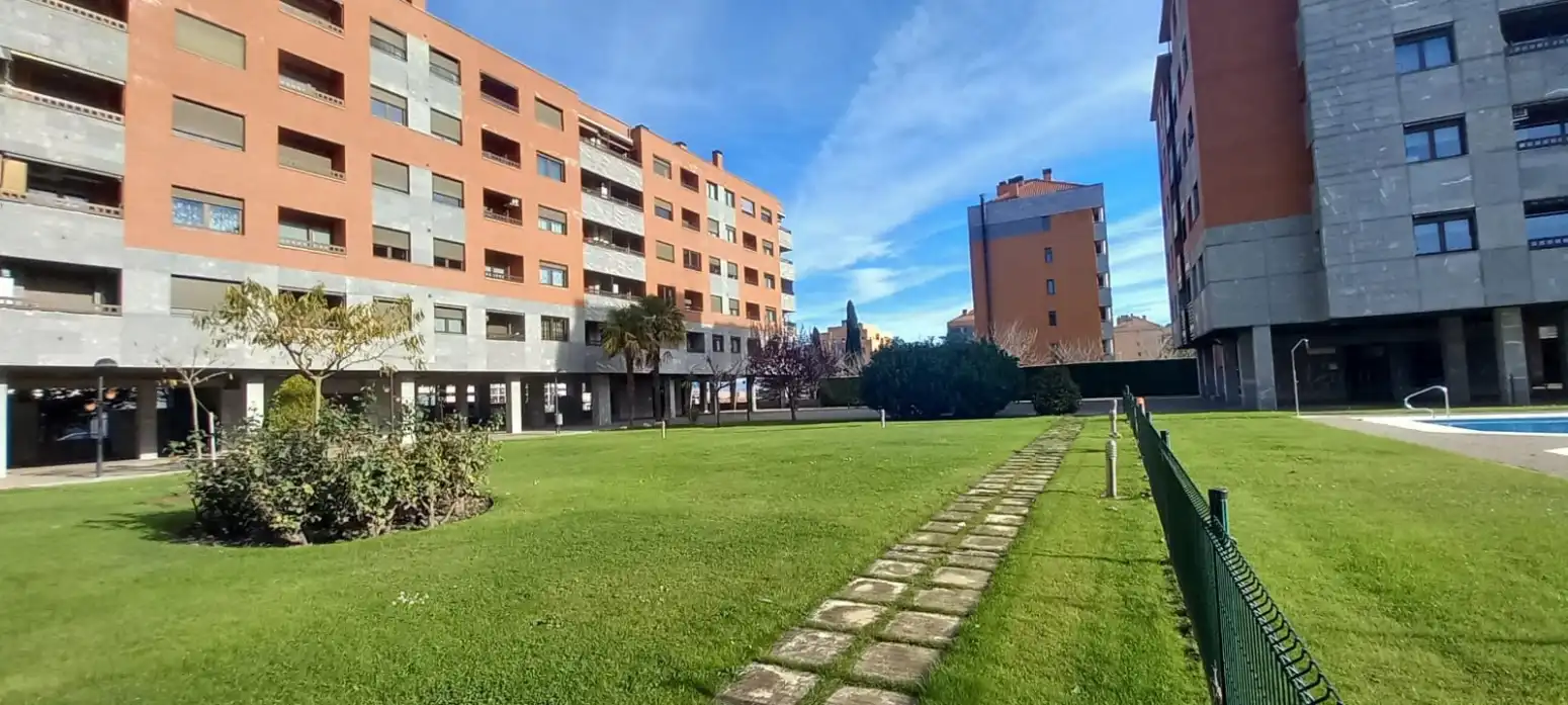 Außenansicht von Wohnung zum Verkauf in  Logroño mit Klimaanlage, Heizung und Privatgarten