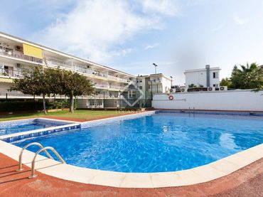 Piso con piscina en venta en Lluminetes