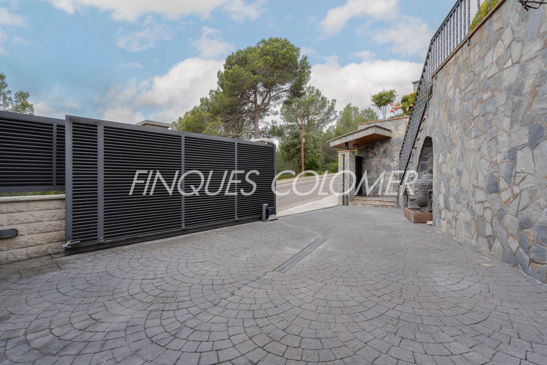 Vista exterior de Casa o xalet en venda en Rubí amb Aire condicionat, Jardí privat i Parquet