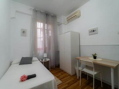 Bedroom of Flat to share in  Sevilla Capital  with Air Conditioner and Washing machine